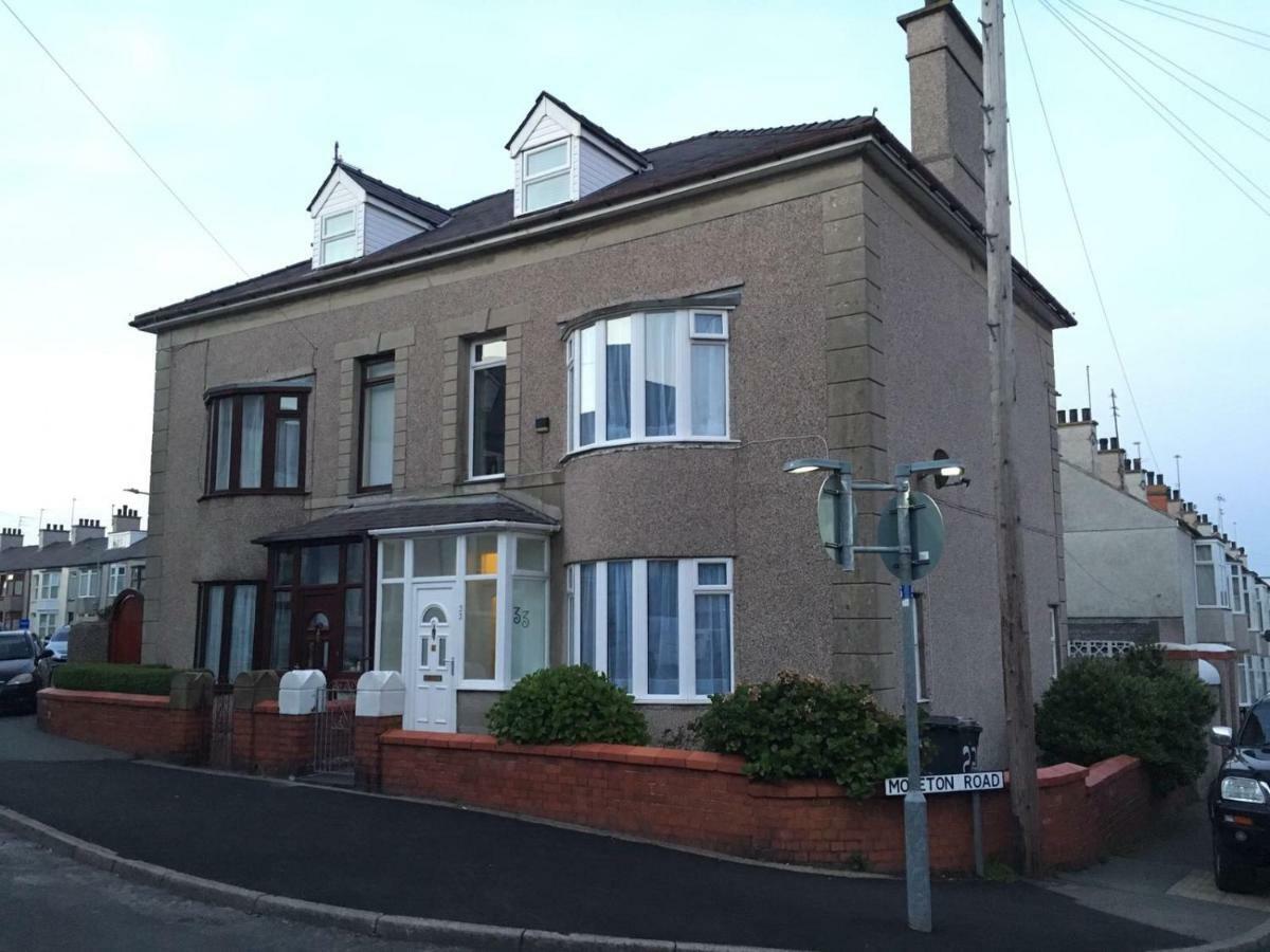 @33 Fab Townhouse Villa Holyhead Bagian luar foto
