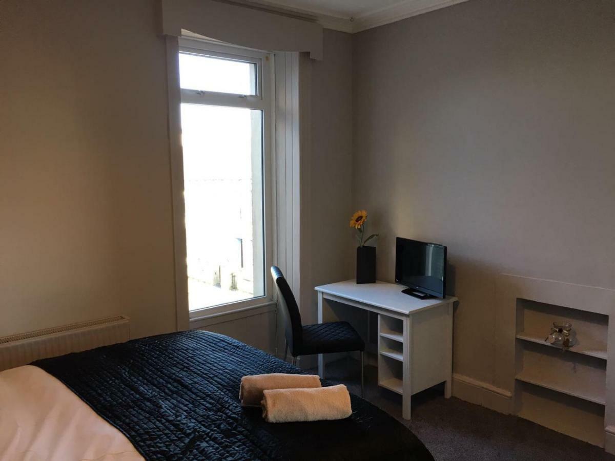 @33 Fab Townhouse Villa Holyhead Bagian luar foto